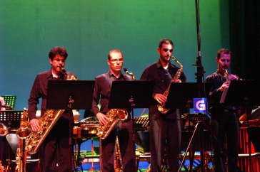 S@X 21 en concierto con Drumming en el IV Festival Via Stellae de 2009.png